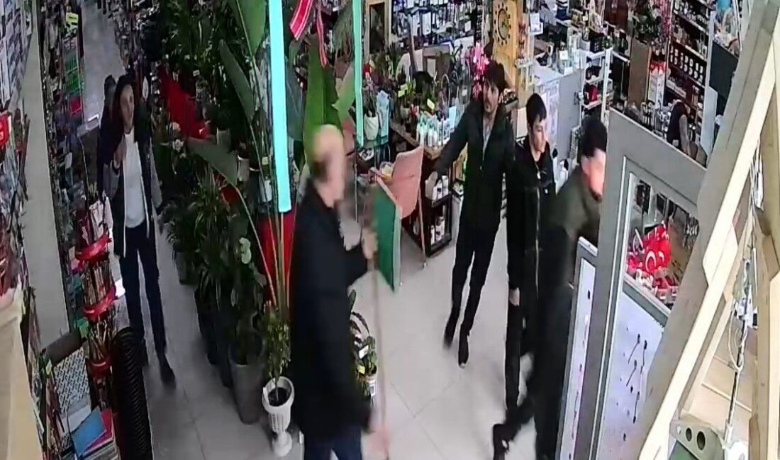 Düzce’de depremi hissedenler sokağa böyle çıktı Düzce’de, İstanbul’da meydana gelen depremi hisseden vatandaşların iş yerlerinden çıkış