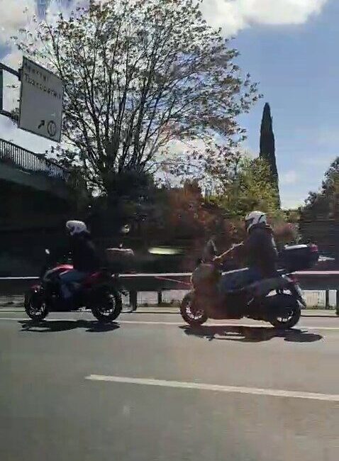 E-5’te tehlikeli yolculuk: Arızalanan motosikleti iple çekti E5’te arızalanan motosiklet başka bir motosiklet tarafından iple çekildi. Seyir