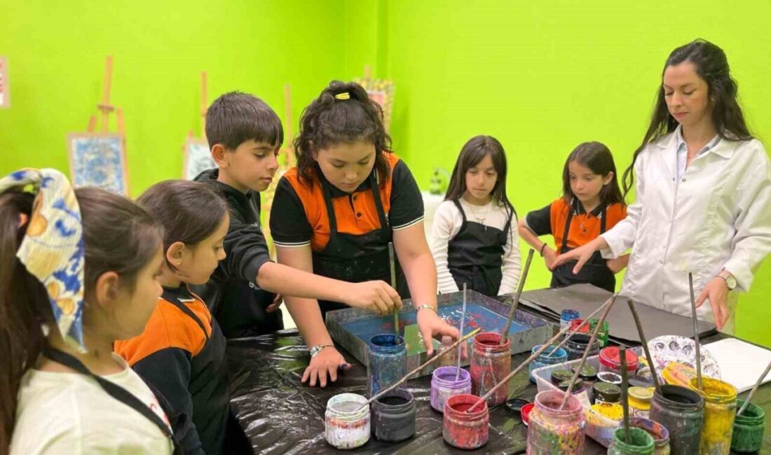 “Ebru Sanatı” gençlerle can buluyor Erzincan Gençlik ve Spor İl Müdürlüğü İliç Gençlik Merkezi’nde Ebru
