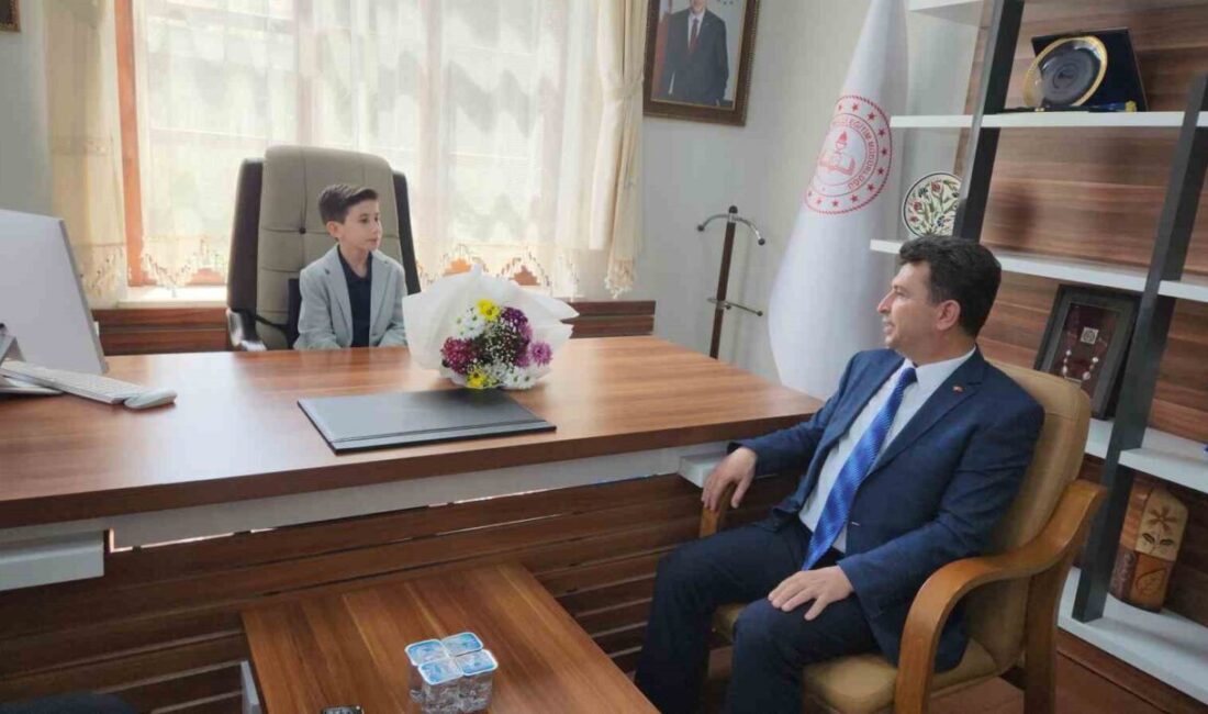 Edremit’te beklenen müdür koltuğuna oturdu Balıkesir’in Edremit ilçesinde Milli Eğitim Müdürü Yaşar Ciğer’in Batman’a atamasının