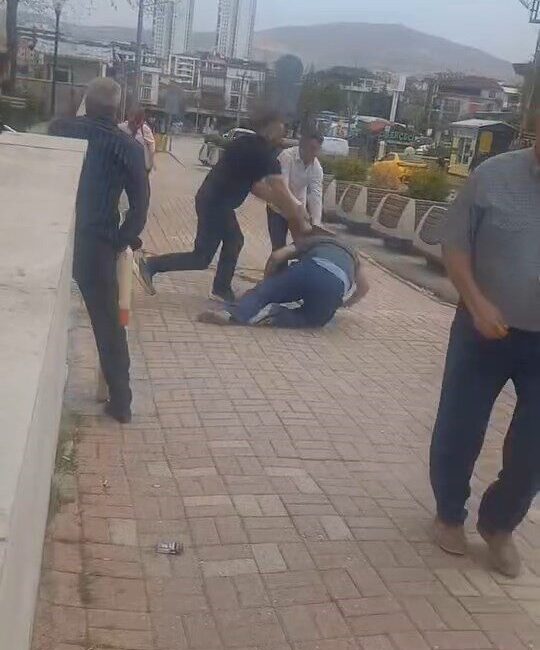 Elazığ’da adliye önünde gruplar birbirine girdi Elazığ’da adliye binası önünde iki grup arasında çıkan kavga, bir