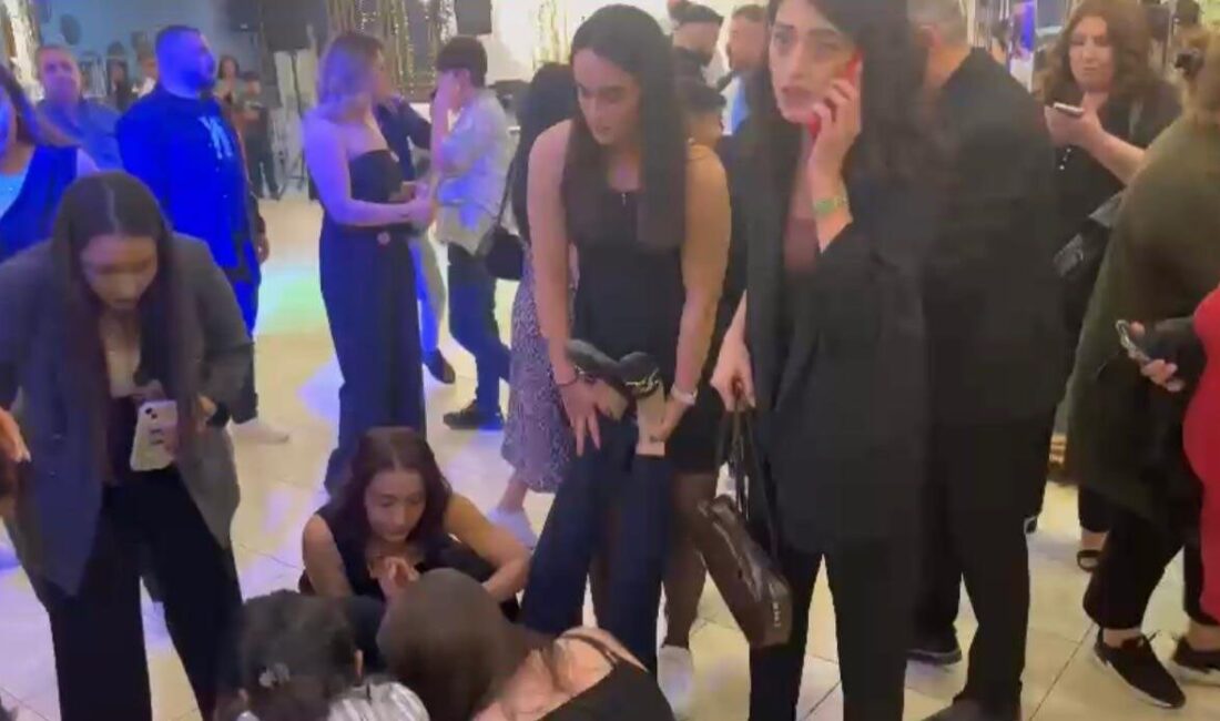 Elazığ’da depremde korkan kadın düğün salonunda bayıldı Elazığ’da meydana gelen 4,9 büyüklüğündeki depreme düğün salonunda yakalanan bir