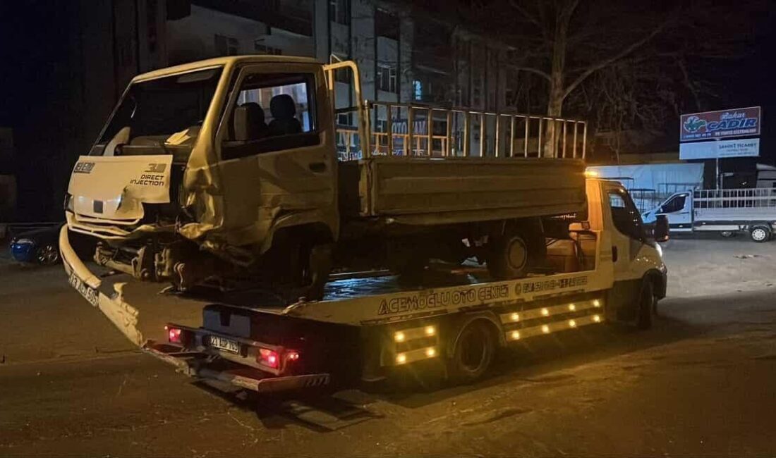 Elazığ’da otomobil ile kamyonet çarpıştı: 1 yaralı Elazığ’da otomobil ile kamyonetin çarpışması sonucu meydana gelen trafik kazasında,
