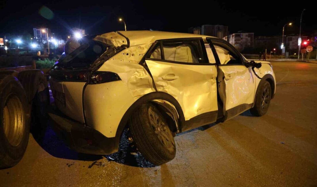 Elazığ’da tır ile otomobil çarpıştı: 4 yaralı Elazığ’da tır ile otomobilin çarpışması sonucu meydana gelen trafik kazasında