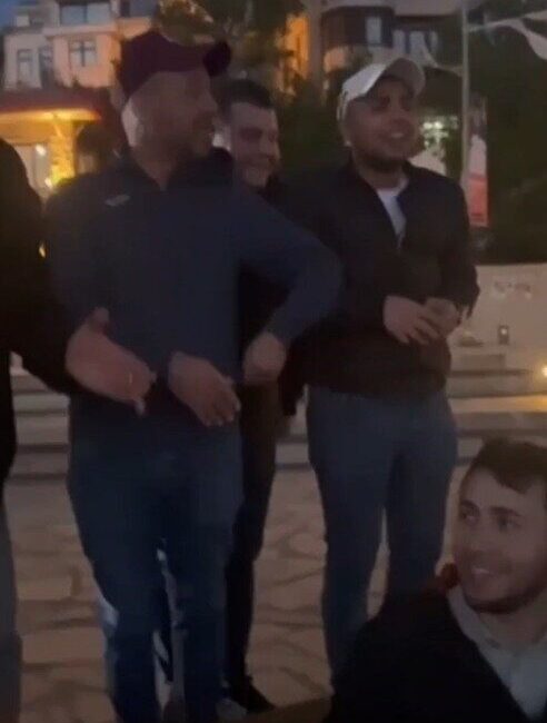 Elazığsporlu taraftarlar Kız Kulesine karşı “Kar mı Yağmış Şu Harput’un Başına” türküsünü söyledi Beyoğlu Yeni Çarşı maçı nedeniyle İstanbul’a giden Elazığsporlu taraftarlar kemençe