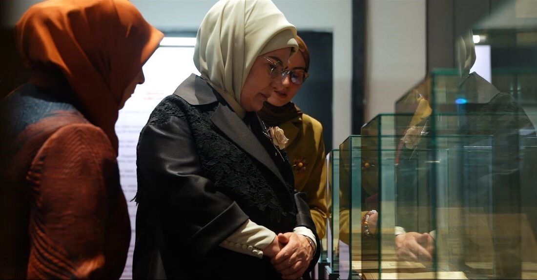 Emine Erdoğan “Saklı Kalanlar” sergisine ilişkin paylaşım yaptı Cumhurbaşkanı Recep Tayyip Erdoğan’ın eşi Emine Erdoğan, Türkiye’de bir ilke