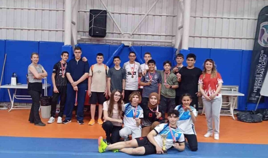 ERVA Spor Okulları, kürsüye ambargo koydu Kayseri’de faaliyet gösteren ERVA Spor Okulları, Badminton İl Birinciliği müsabakalarında