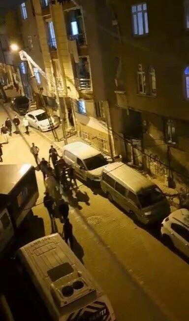 Esenyurt’ta vatandaşlar uyuşturucu satıcılarının peşine düştü: O anlar kamerada Esenyurt’ta bazı mahalle sakinleri, uyuşturucu ticareti yapan şahısların peşine düştü.