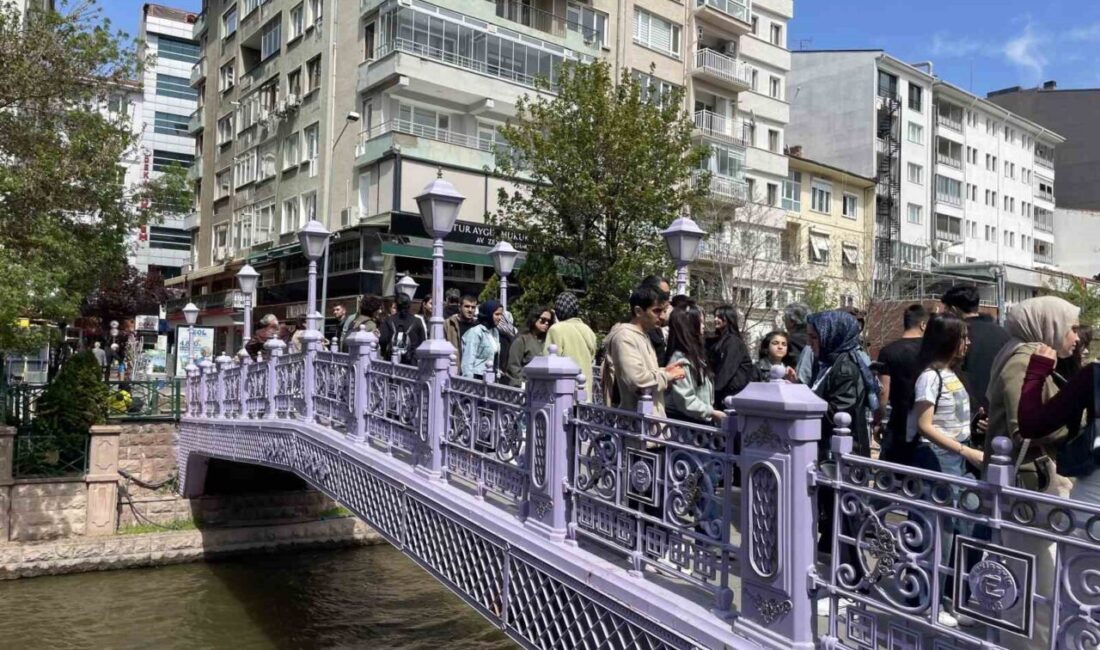 Eskişehir’e bahar geldi Eskişehir de güneşli havada vatandaşlar Porsuk Çayı’nda ve şehir merkezinde