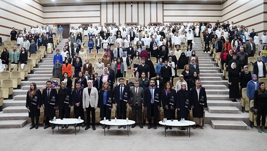 ETÜ’de önlük giyme heyecanı yaşandı Erzurum Teknik Üniversitesi (ETÜ) Sağlık Bilimleri Fakültesi birinci sınıf öğrencileri