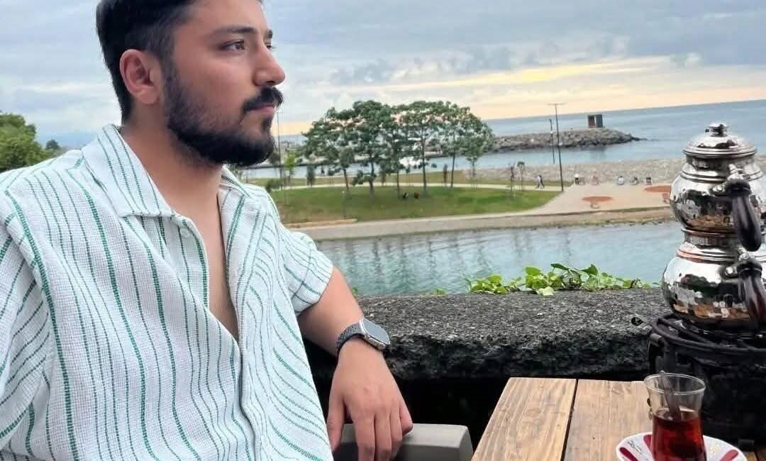Evinde ölü bulunan üniversite öğrencisi toprağa verildi Trabzon’da evinde ölü bulunan üniversite öğrencisi Ümit İpek, memleketi Çorum’un