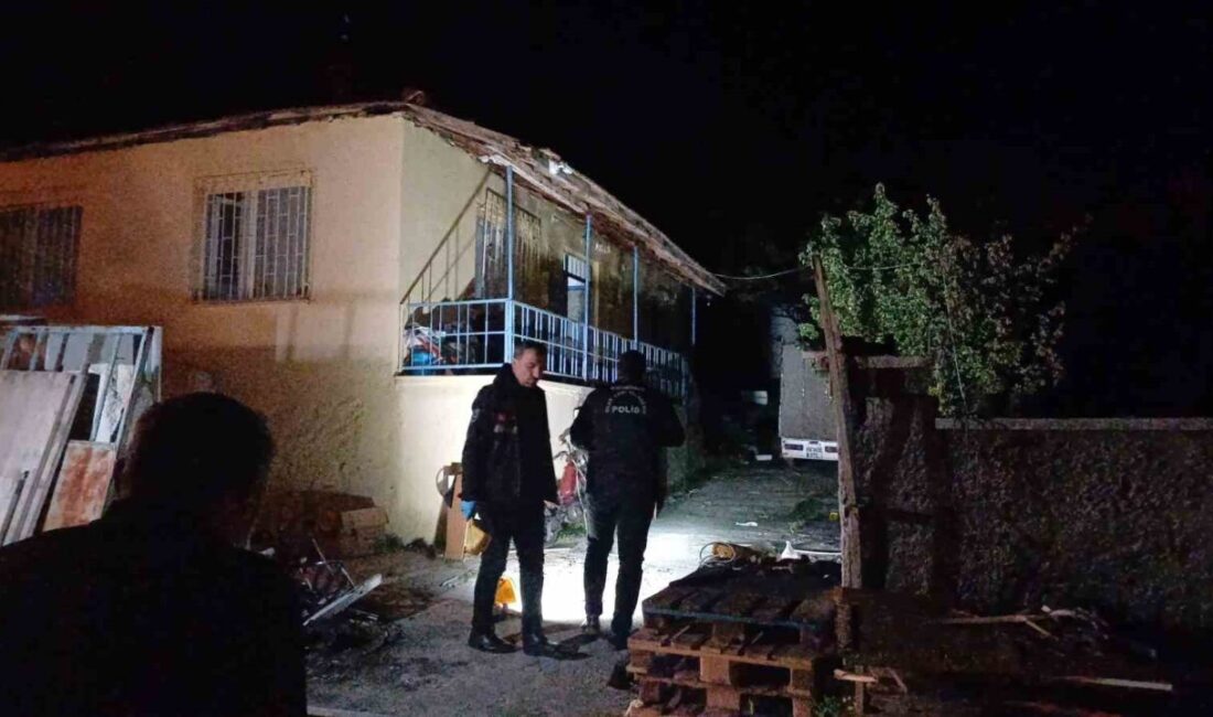 Evinin önünde tabancayla vurulan şahıs yaralandı Çorum’da bir şahıs, evinin önünde uğradığı silahlı saldırı sonucu bacağından