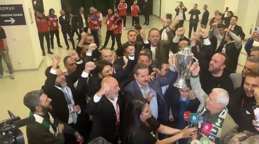 Faruk Çelik ve Mustafa Bozbey şampiyonluk kupasını birlikte kaldırdı Devlet eski Bakanı AK Parti Artvin Milletvekili Faruk Çelik ile