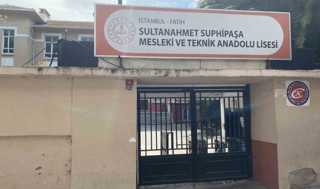 Fatih’te depremde hasar alan 2 okul tahliye edildi: Boşaltılan okullar havadan görüntülendi İstanbul’da yaşanan 6.2 büyüklüğündeki depremin ardından Fatih’teki 2 okul boşaltıldı.