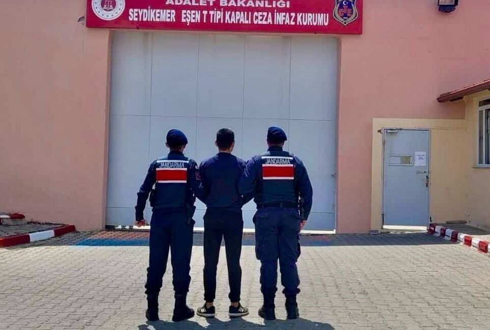 Fethiye’de 4 ayrı suçtan aranan şahıs yakalandı Muğla’nın Fethiye İlçesinde İl Jandarma Komutanlığı ekipleri, hakkında 4 ayrı