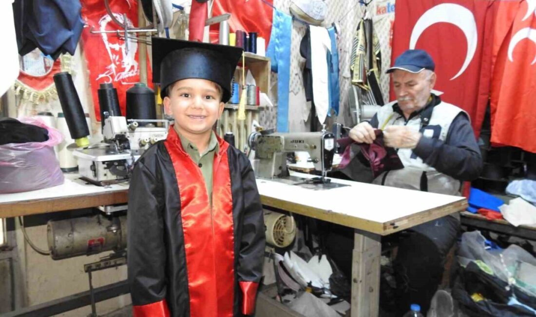 Gaziantep’in emektar terzisi 60 yıldır cübbe dikiyor Gaziantep’te 78 yaşındaki terzi ustası Recep Çikolar, 12 metrekarelik dükkanında,