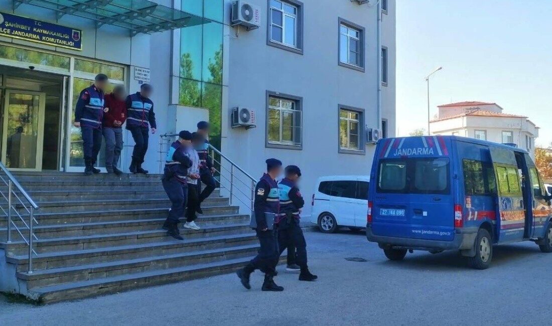 Gaziantep’te 632 adet uyuşturucu hap ele geçirildi: 3 şahıs tutuklandı Gaziantep’te jandarma ekiplerince yapılan operasyonda 632 adet captagon cinsi uyuşturucu