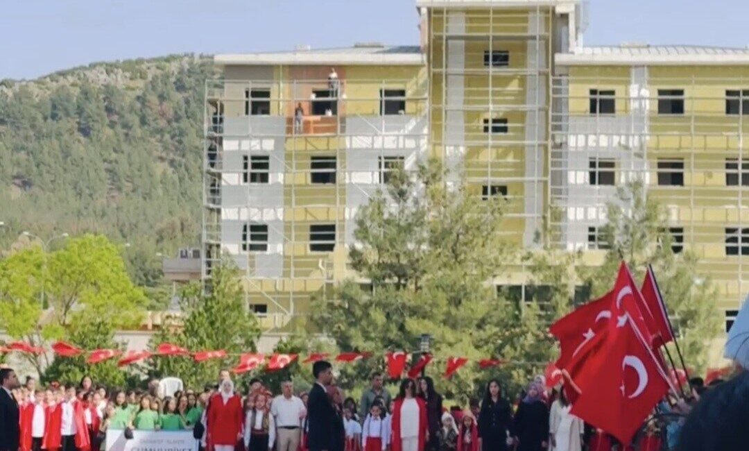 Gaziantep’te inşaat işçilerinin İstiklal Marşı duyarlılığı duygulandırdı GAZİANTEP (İHA) – Gaziantep’te 23 Nisan programında İstiklal Marşı okunduğu
