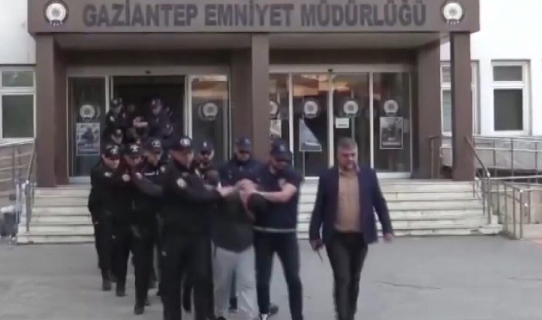 Gaziantep’te kurşunlama ve kundaklama faillerine operasyon: 10 şahıs tutuklandı Gaziantep’te çeşitli tarihlerde meydan gelen 12 farklı kurşunlama ve kundaklama