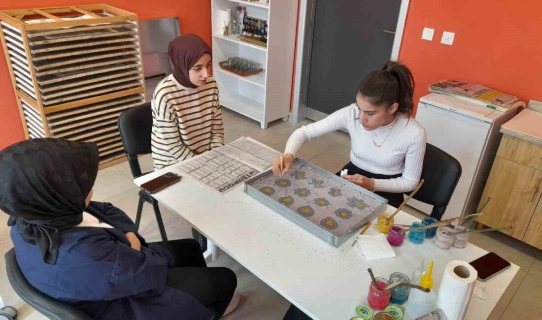 Gençlere “Ebru ve El Sanatları Kursu” düzenlendi Refahiye Gençlik Merkezi’nde kültürel değerlerin yaşatılması amacıyla gençlere Ebru ve