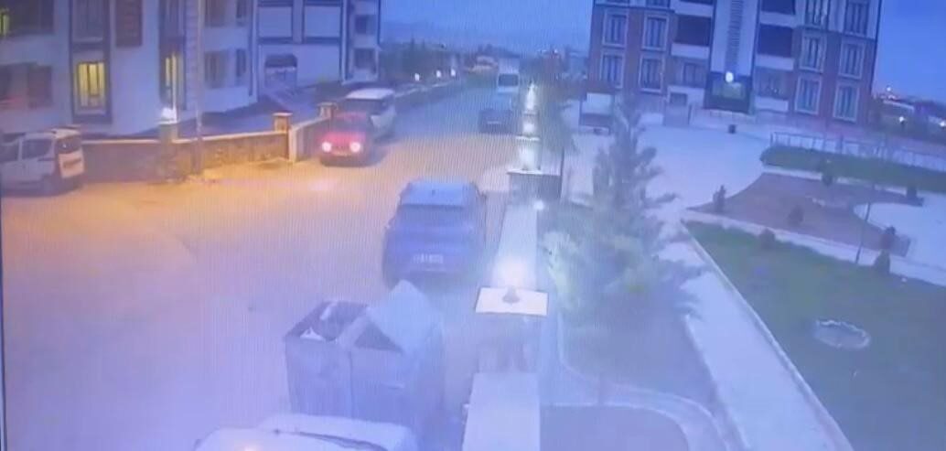 Geri giderken park halindeki araca çarptı Elazığ’da geri manevrayla seyreden bir araç, park halindeki araca çarptı.