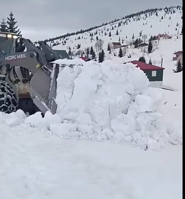 Giresun’da yayla yollarında karla mücadele devam ediyor Bahar aylarının gelmesiyle birlikte yaylalara göç hazırlıkları sürerken, Giresun’da yayla