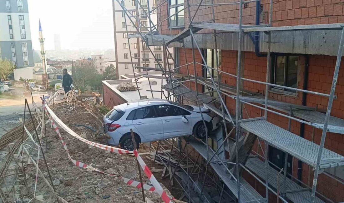 Görenler şaştı kaldı: Otomobilde mahsur kalan 4 kişi kurtarıldı Kartal’da kontrolden çıkan otomobil istinat duvarı ile inşaat halindeki binanın
