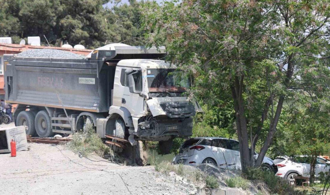 Hafriyat kamyonu otomobilin üzerine devrilmeye ramak kala duvarda asılı kaldı Hatay’da kontrolden çıkan hafriyat kamyonu otomobilin üzerine devrilmeye ramak kala