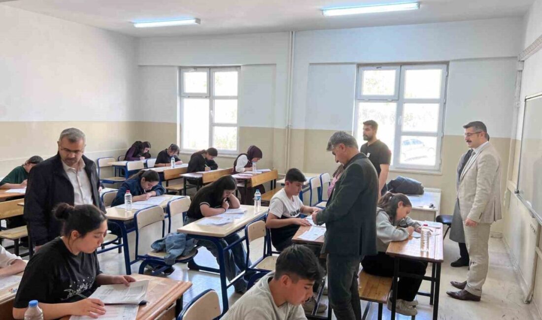 Hakkari’de bursluluk sınavı başarıyla tamamlandı HAKKARİ (İHA) – Hakkari’de saat 10.00’da başlayan ‘İlköğretim ve Ortaöğretim