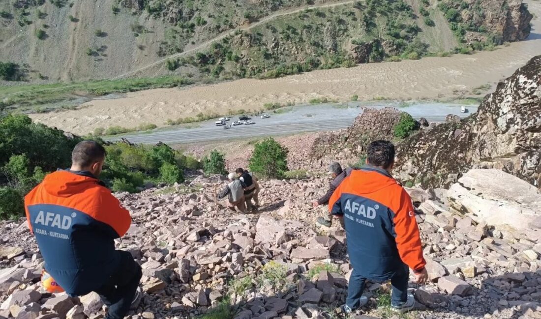 Hakkari’de dağda mahsur kalan genç, AFAD tarafından kurtarıldı Hakkari’de pancar toplamaya çıktığı dağda mahsur kalan genç, AFAD ekipleri