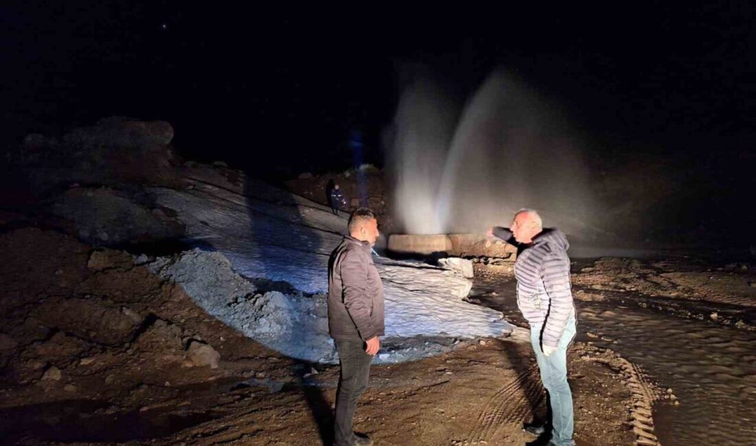 Hakkari’de içme suyu hattında arıza: 6 metreye kadar fışkıran su ekipleri zor durumda bıraktı Hakkari’nin 3 bin 500 rakımlı Berçelan Yaylası’nda şehrin içme suyu