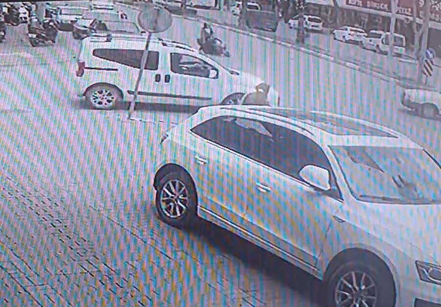 Hatalı dönüş yapan otomobil, motosikletli kadına kaza yaptırdı Manavgat ilçesi Zübeyde Hanım Caddesi Evin Pansiyon Kavşağı’nda ’dönülmez’ levhasını