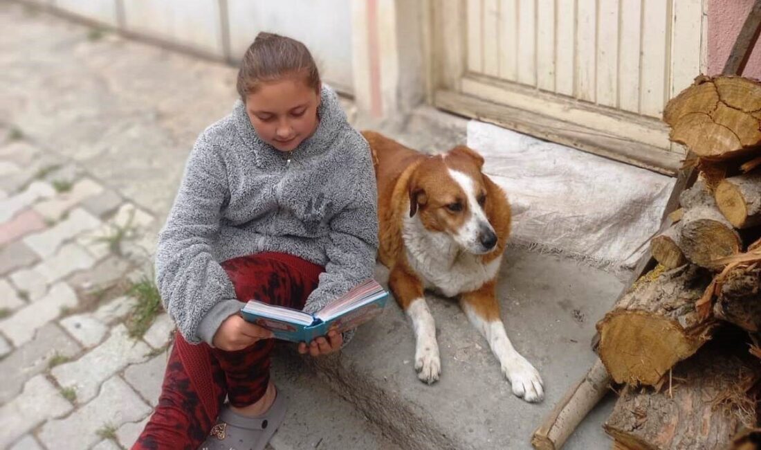 Hisarcık’ta “Mekansız Kitap Okuma” projesi Kütahya’nın Hisarcık ilçesi Atatürk İlkokulunda öğrencilere kitap okuma alışkanlığı kazandırmak