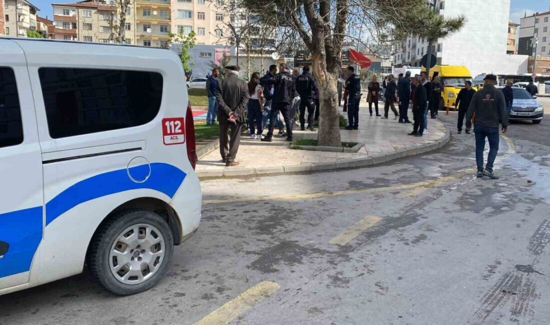 Husumetlisini cadde ortasında bıçakla yaraladı Elazığ’da cadde ortasında husumetlisi tarafından bıçaklanan şahıs, hastanede tedavi altına