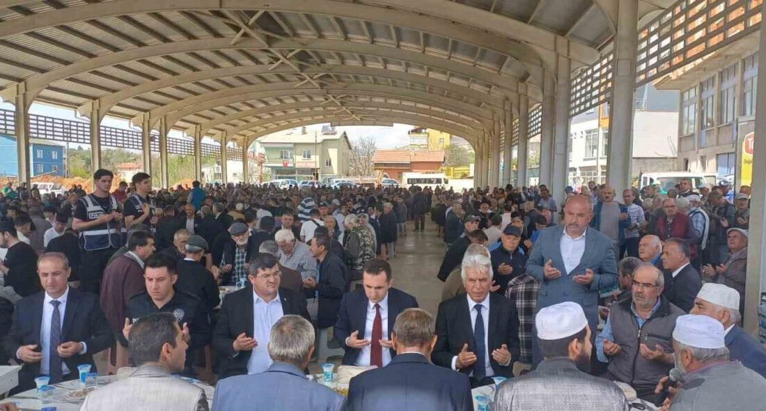 Hüyük’te yağmur duası Konya’nın Hüyük ilçesinde yağmur duası yapıldı. Hüyük şehir merkezinde vatandaşlar
