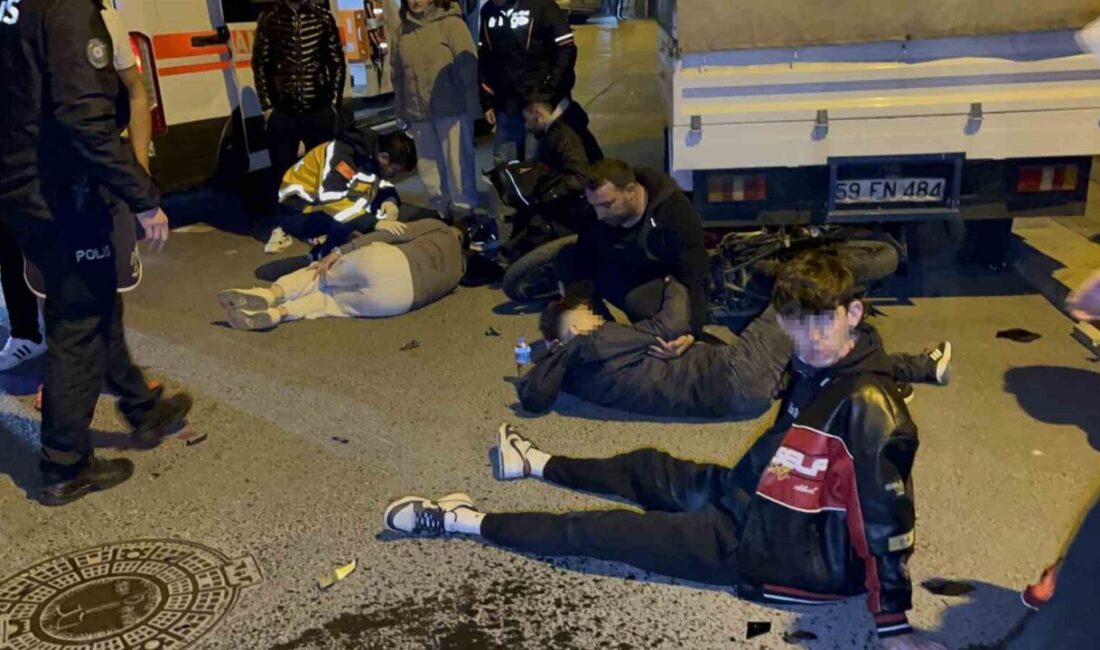 İki motosiklet kafa kafaya çarpıştı, 3 kişi yaralandı: Kaza anı kamerada Tekirdağ’ın Çorlu ilçesinde iki motosikletin kafa kafaya çarpışması sonucu meydana
