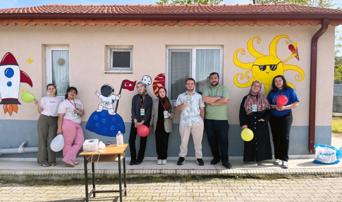 İlkokulların duvarlarını renklendirip öğrencilerle oyunlar oynadılar SUBÜ Girişimci Mühendisler Topluluğu, ÜNİDES projesi çerçevesinde Serdivan’da bulunan 4