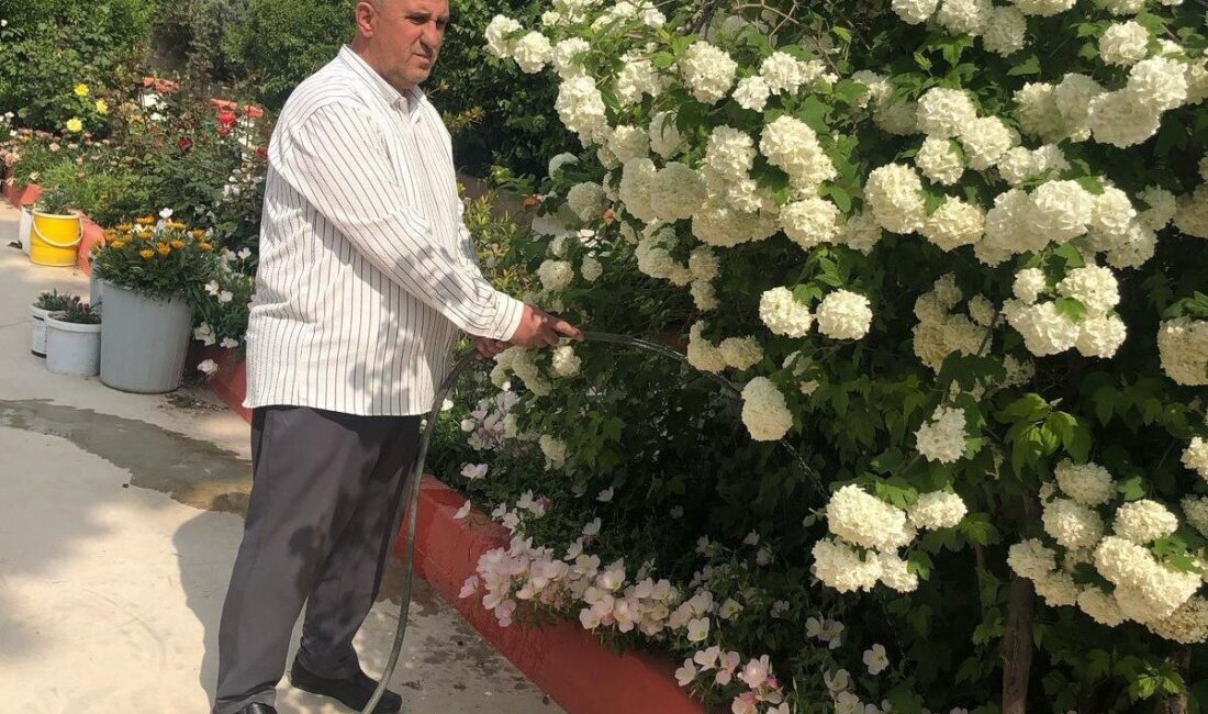 İmam, camiyi çiçek bahçesine çevirdi Manisa’nın Sarıgöl ilçesinin Bereketli Mahallesinde görev yaptığı caminin bahçesini çiçeklerle