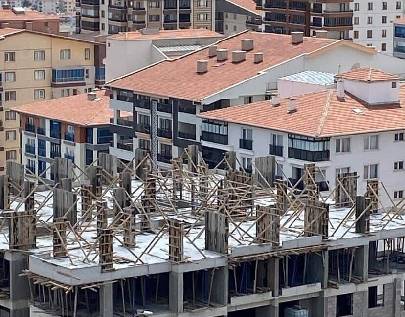 İnşaatta asansör boşluğuna düşen işçi ağır yaralandı Ankara’da çalıştığı inşaat halindeki apartmanın asansör boşluğuna düşen 45 yaşındaki