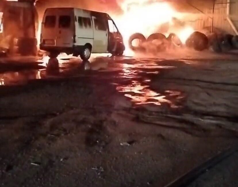 İskenderun’da lastikçi alevlere teslim oldu Hatay’da alevlere teslim olan lastikçideki yangın çevreye sıçramadan söndürüldü. Yangın,