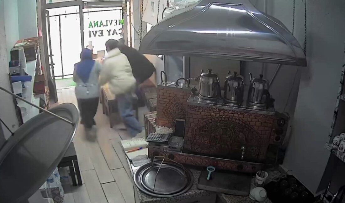 İstanbul’da 6.2’lik deprem anı kamerada İstanbul’un Silivri açıklarında 6.2 büyüklüğünde bir deprem meydana geldi. Sultangazi’de