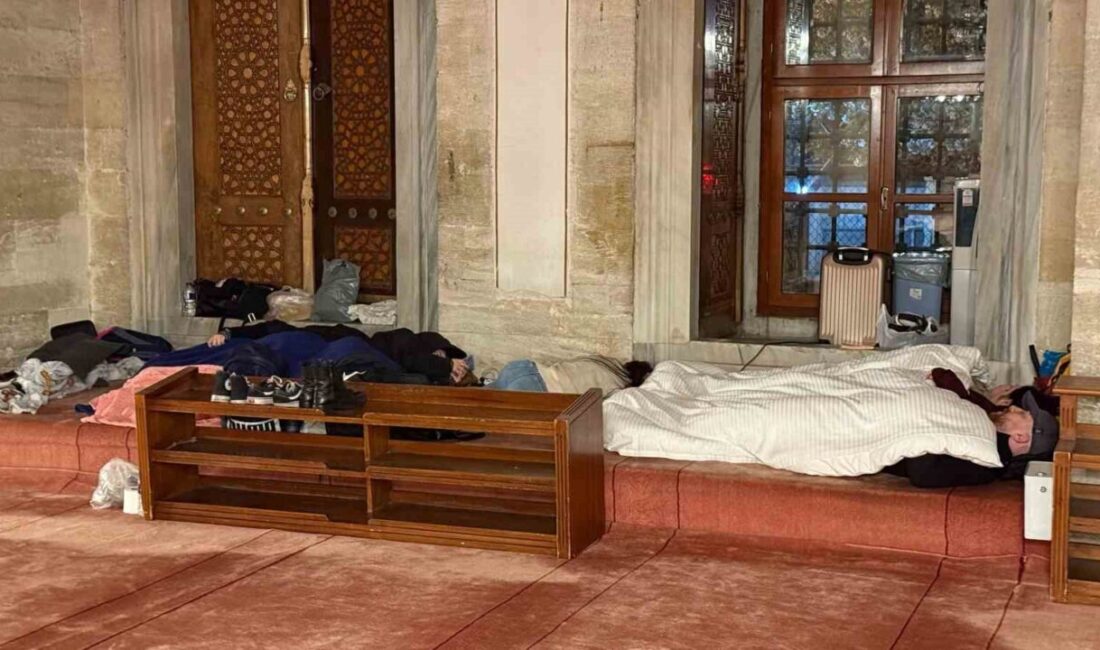 İstanbullular depremin ardından geceyi parklara kurdukları çadırlarda geçiriyor İstanbul Silivri açıklarında meydana gelen 6.2 büyüklüğündeki depremin ardından geceyi
