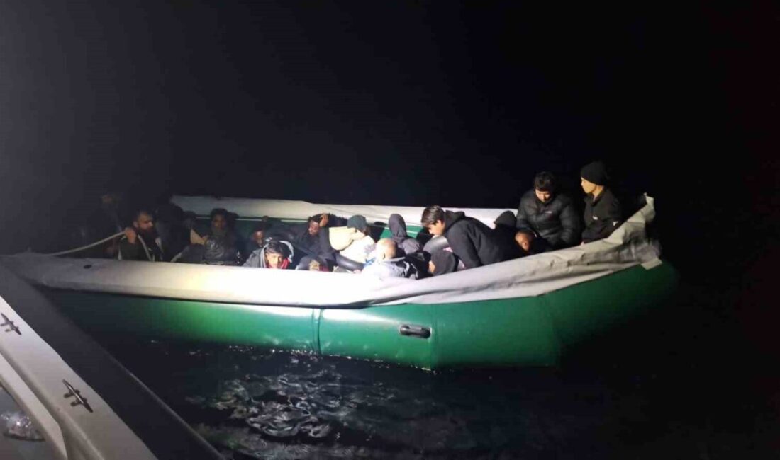 İzmir açıklarında 22 düzensiz göçmen kurtarıldı İzmir’in Karaburun ilçesi açıklarında lastik bottaki 4’ü çocuk 22 düzensiz