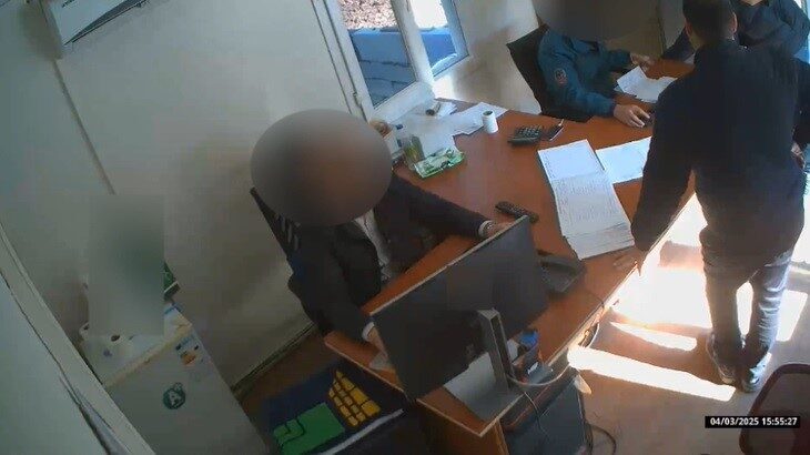 İzmir’de gümrükte rüşvet operasyonu: 12 tutuklama İzmir’in Menemen ilçesinde gümrük çalışanlarına yönelik polis ekiplerince gerçekleştirilen rüşvet
