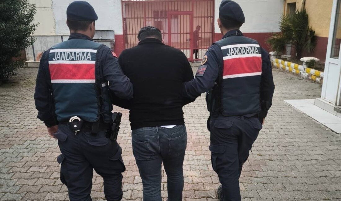 Jandarma suç makinesini, kaldığı pansiyonda yakaladı Aydın’da 28 suçtan aranan şahıs, jandarma ekipleri tarafından kardeşinin kimliğini
