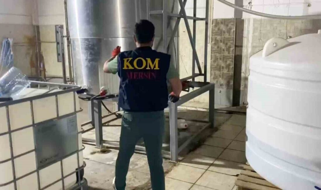 Kaçak üretim merkezinde 38 tondan fazla etil alkol ele geçirildi: 3 tutuklama Mersin polisinin gerçekleştirdiği operasyonda, kurdukları merkezde kaçak alkol imalatı yapan