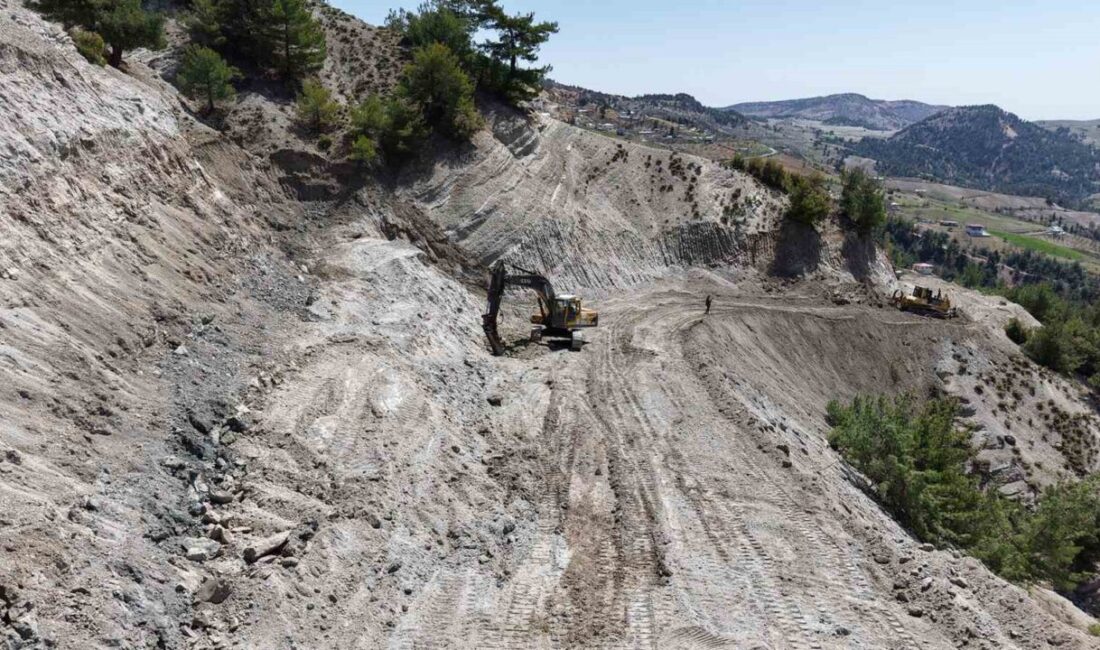 Kahramanmaraş’ta köy evlerinin yolları yapılıyor Kahramanmaraş Büyükşehir Belediyesi, Dulkadiroğlu Kazanlıpınar Mahallesi’ne kazandırılan yeni köy evlerine