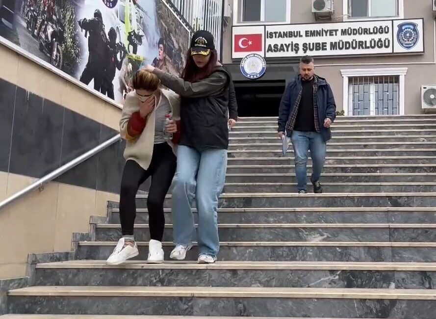 Kapalıçarşı’da 480 bin lira değerinde altın çalan şüpheli tutuklandı Kapalıçarşı’da bir kuyumcu dükkanında mağaza giriş vitrininde manken üzerinde bulunan