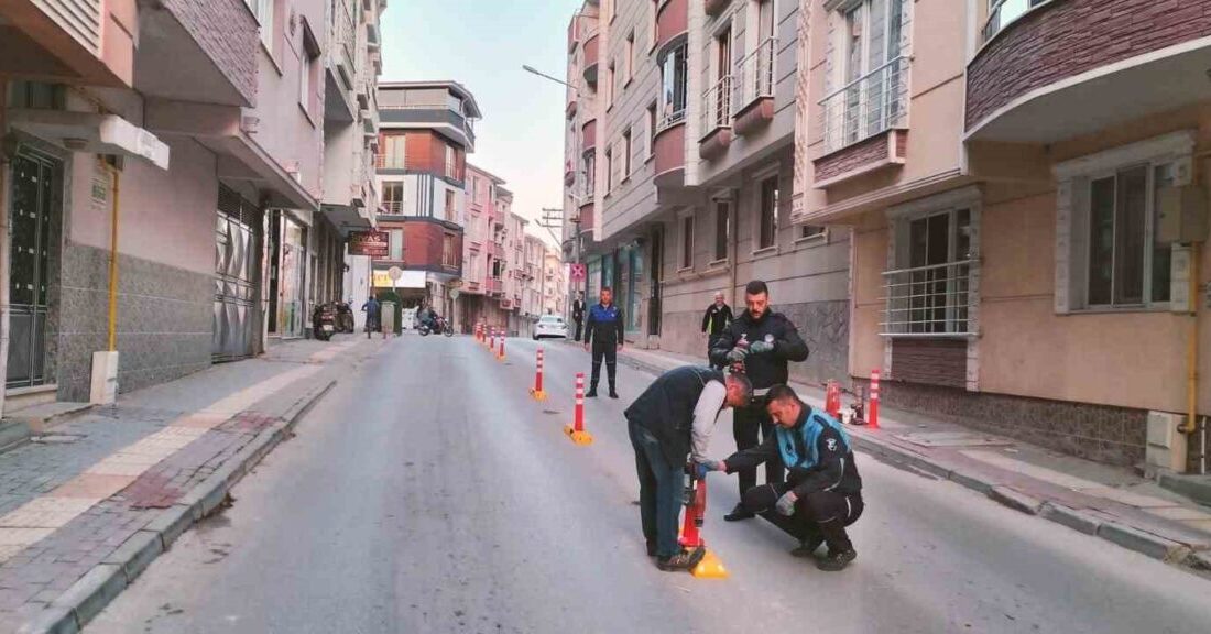 Karacabey’de ikinci sıra parklanmalara karşı harekete geçildi Karacabey’de trafik sorununa kalıcı çözüm geliyor. Belediye Zabıta Müdürlüğü ekipleri,