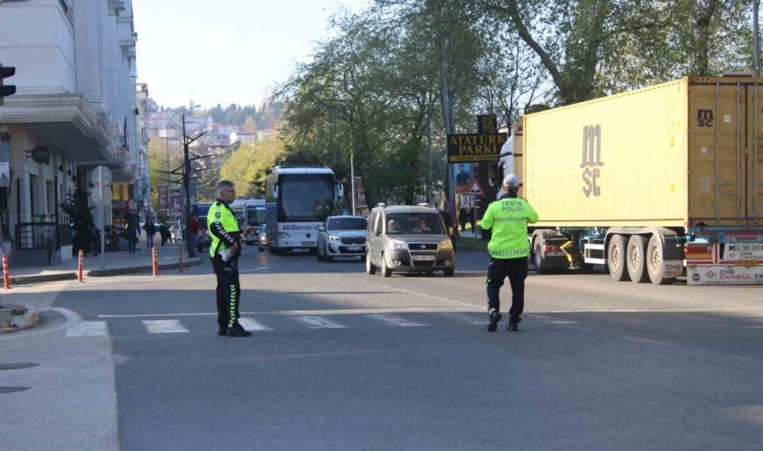Karadeniz Sahil Yolu’nda uzun araç kuyruğu oluştu Ordu’nun Ünye ilçesinde Karayolları tarafından Yunus Emre Tüneli’nde yapılan asfalt
